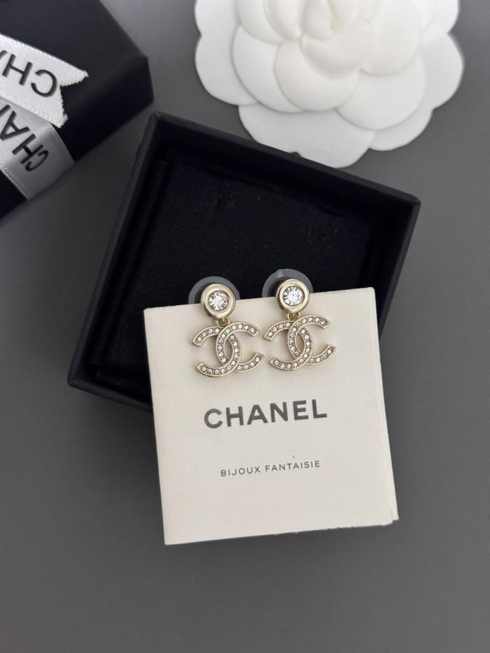 réplica,joyas,joyería,1:1,replica,fake,lujo,barato réplica,joyas,joyería,1:1,replica,fake,lujo,barato Los últimos pendientes de diamantes redondos CC de Chanel están fabricados en latón ZP (3HZ5Y).
