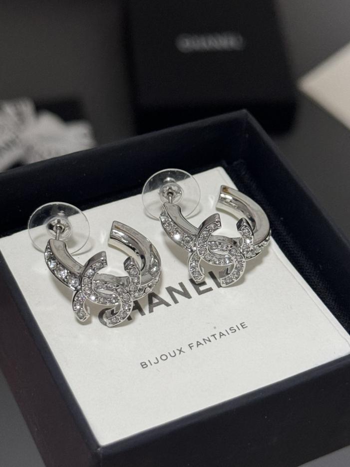 réplica,joyas,joyería,1:1,replica,fake,lujo,barato réplica,joyas,joyería,1:1,replica,fake,lujo,barato Los últimos pendientes de diamantes redondos CC de platino de Chanel, fabricados en latón ZP (H4978).