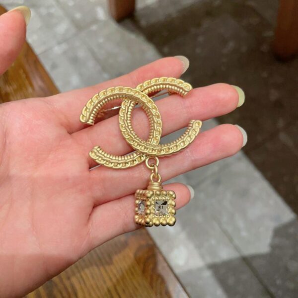 réplica,joyas,joyería,1:1,replica,fake,lujo,barato Nuevos modelos de CHANEL sincronizados con el nuevo broche Chanel (GXR13)
