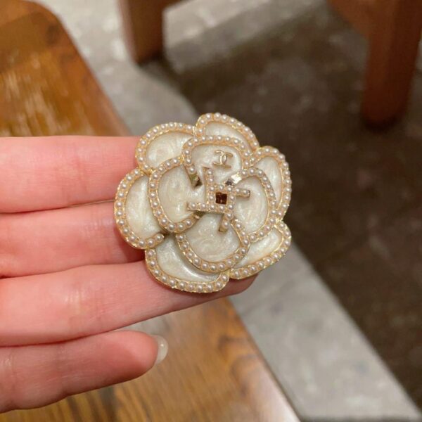réplica,joyas,joyería,1:1,replica,fake,lujo,barato Nuevos modelos de CHANEL sincronizados con el nuevo broche Chanel (V1BLN)