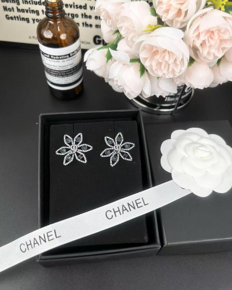 réplica,joyas,joyería,1:1,replica,fake,lujo,barato réplica,joyas,joyería,1:1,replica,fake,lujo,barato Pendientes Chanel con doble C de diamantes azules y flores de cuentas negras (AOWRB)