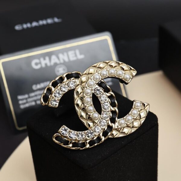 réplica,joyas,joyería,1:1,replica,fake,lujo,barato Broche de piel de cordero Chanel con doble C de diamantes de imitación y perla (NQ35D)