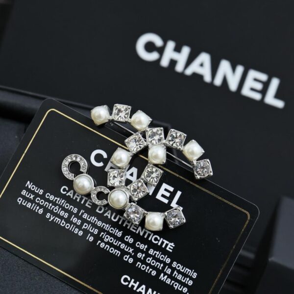 réplica,joyas,joyería,1:1,replica,fake,lujo,barato Broche de doble C de plata de Chanel 25s con incrustaciones alternas de perlas y diamantes de imitación y letras Coco (PA2O4)