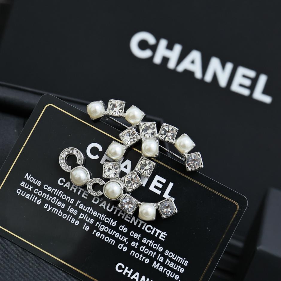 réplica,joyas,joyería,1:1,replica,fake,lujo,barato réplica,joyas,joyería,1:1,replica,fake,lujo,barato Broche de doble C de plata de Chanel 25s con incrustaciones alternas de perlas y diamantes de imitación y letras Coco (PA2O4)