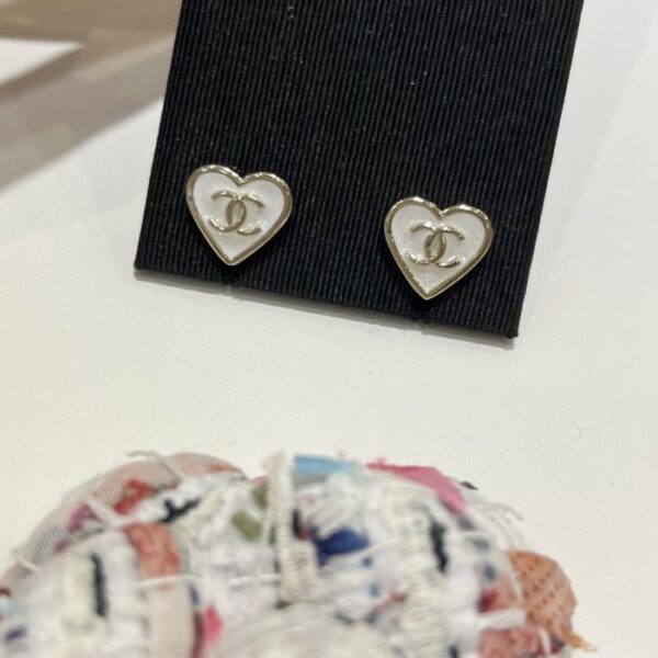 réplica,joyas,joyería,1:1,replica,fake,lujo,barato Pendientes Chanel 25P de oro blanco crema con doble C y corazón, esmalte blanco (M6LXB)