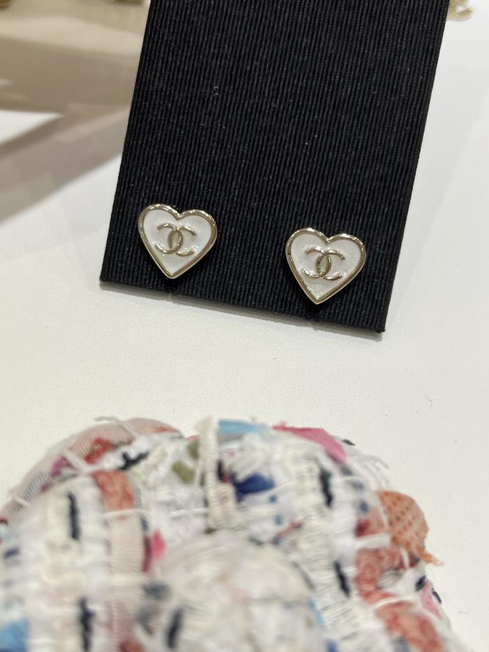 réplica,joyas,joyería,1:1,replica,fake,lujo,barato réplica,joyas,joyería,1:1,replica,fake,lujo,barato Pendientes Chanel 25P de oro blanco crema con doble C y corazón, esmalte blanco (M6LXB)