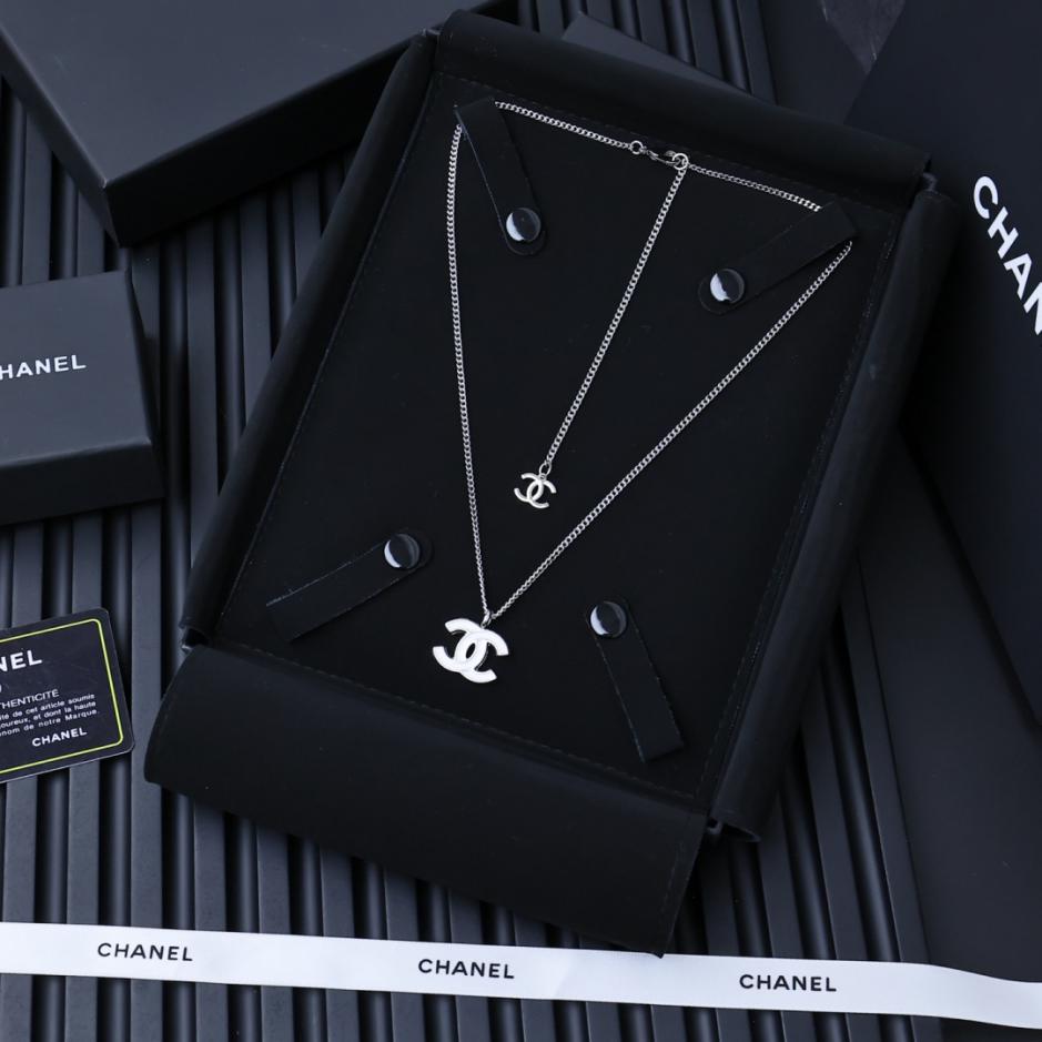réplica,joyas,joyería,1:1,replica,fake,lujo,barato réplica,joyas,joyería,1:1,replica,fake,lujo,barato Collar con colgante CC de plata esmaltada de Chanel de los años 25 (M7FDZ)