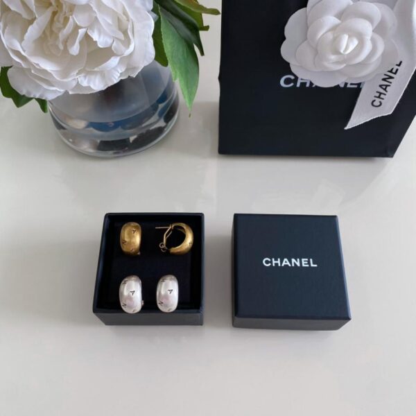 réplica,joyas,joyería,1:1,replica,fake,lujo,barato Pendientes pequeños de medio círculo con grafiti de Chanel (NFJP5)