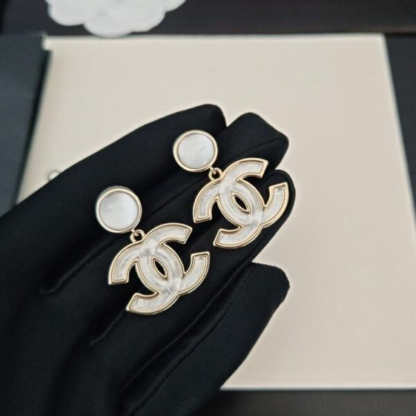 réplica,joyas,joyería,1:1,replica,fake,lujo,barato Los últimos pendientes CC de grano blanco de Chanel están hechos de latón ZP (LTY22)