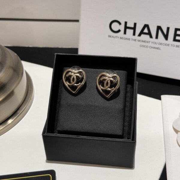 réplica,joyas,joyería,1:1,replica,fake,lujo,barato Pendientes Chanel de corazón en oro claro con diseño de melocotón. Su diseño hueco evoca el temperamento de una niña adinerada (XJ4IX).