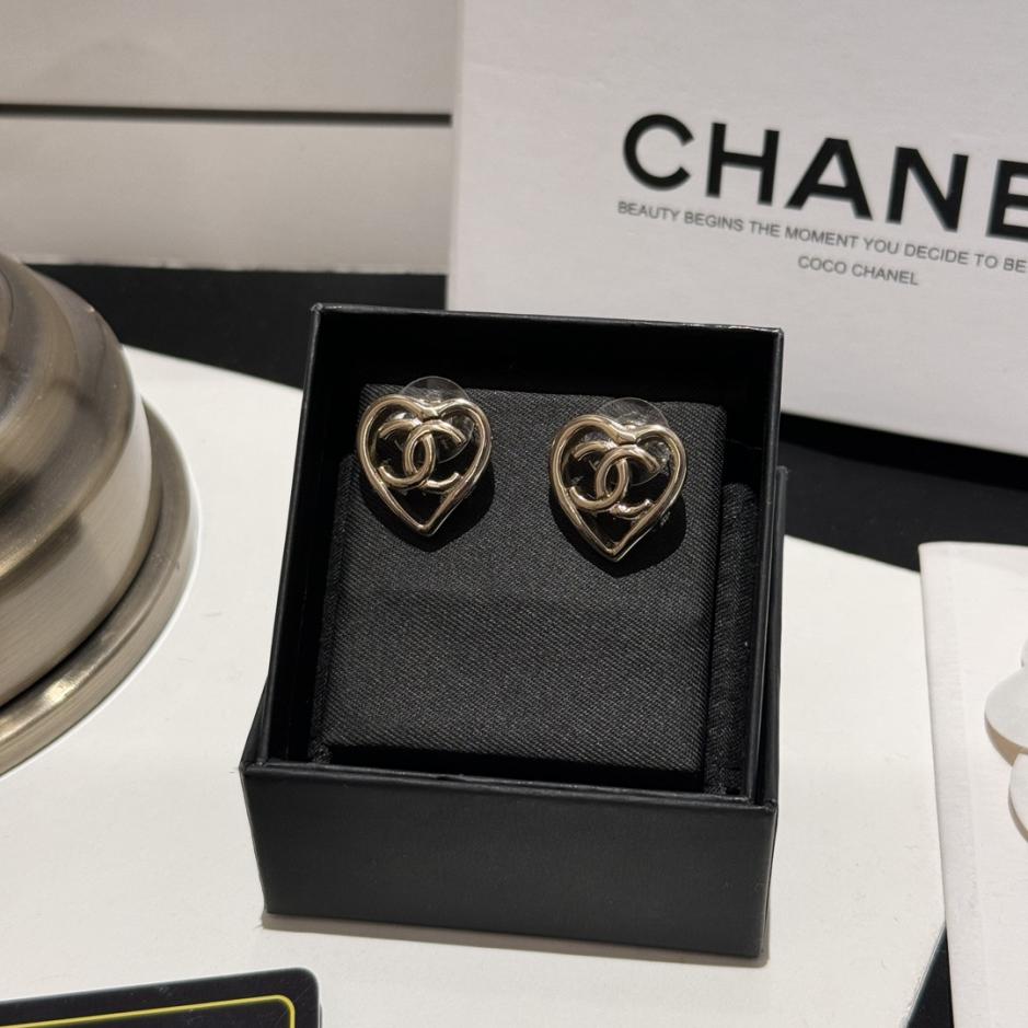 réplica,joyas,joyería,1:1,replica,fake,lujo,barato réplica,joyas,joyería,1:1,replica,fake,lujo,barato Pendientes Chanel de corazón en oro claro con diseño de melocotón. Su diseño hueco evoca el temperamento de una niña adinerada (XJ4IX).