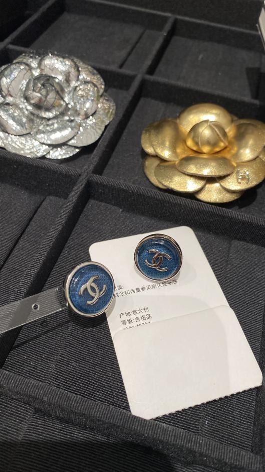 réplica,joyas,joyería,1:1,replica,fake,lujo,barato réplica,joyas,joyería,1:1,replica,fake,lujo,barato Pendientes de botón de resina azul denim con doble C de plata de Chanel 𝟐𝟓𝐜 (URHIU)