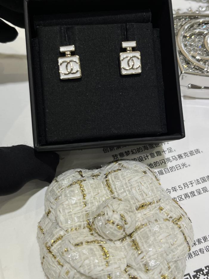 réplica,joyas,joyería,1:1,replica,fake,lujo,barato réplica,joyas,joyería,1:1,replica,fake,lujo,barato Pendientes Chanel 25P con frasco de perfume blanco y doble C en oro (P7XLI)