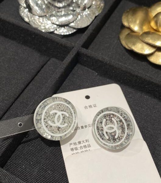 réplica,joyas,joyería,1:1,replica,fake,lujo,barato Pendientes redondos de acrílico con doble C y lentejuelas plateadas de Chanel (5MN2O)