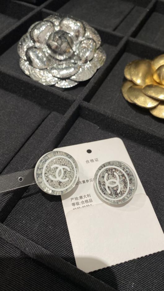 réplica,joyas,joyería,1:1,replica,fake,lujo,barato réplica,joyas,joyería,1:1,replica,fake,lujo,barato Pendientes redondos de acrílico con doble C y lentejuelas plateadas de Chanel (5MN2O)