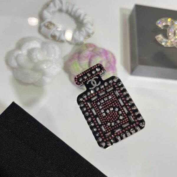 réplica,joyas,joyería,1:1,replica,fake,lujo,barato Broche de acrílico negro con doble C para perfume Chanel, años 25 (C6SRC)