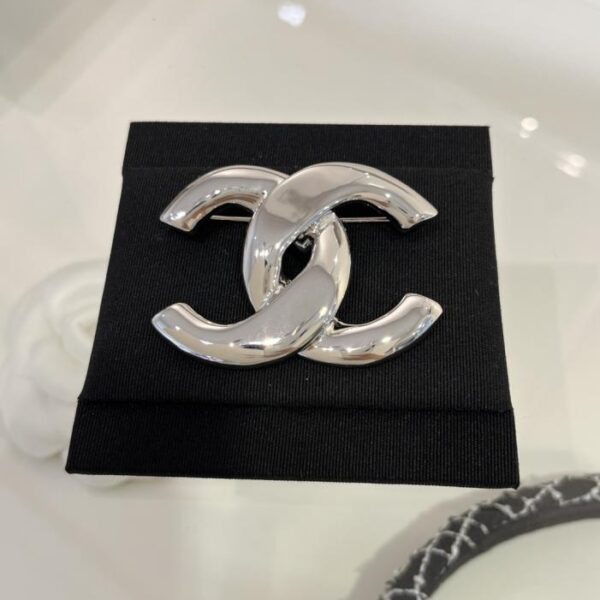 réplica,joyas,joyería,1:1,replica,fake,lujo,barato Nuevo broche de doble C retorcida con espejo plateado de Chanel, años 25 (JRQ9N)