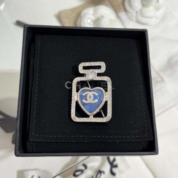 réplica,joyas,joyería,1:1,replica,fake,lujo,barato Broche de perfume Chanel 25P con corazón azul, plata, diamantes y doble C (O1KSQ)
