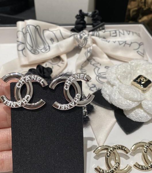 réplica,joyas,joyería,1:1,replica,fake,lujo,barato Pendientes de doble C con letras plateadas y esmalte blanco de Chanel 𝟐𝟓𝐜 (M44FP)