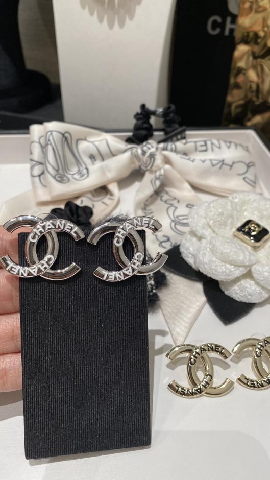 réplica,joyas,joyería,1:1,replica,fake,lujo,barato réplica,joyas,joyería,1:1,replica,fake,lujo,barato Pendientes de doble C con letras plateadas y esmalte blanco de Chanel 𝟐𝟓𝐜 (M44FP)