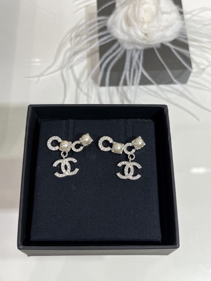 réplica,joyas,joyería,1:1,replica,fake,lujo,barato réplica,joyas,joyería,1:1,replica,fake,lujo,barato Pendientes colgantes de doble C con perlas de coco y diamantes de imitación de plata de ley de Chanel, años 25 (OWPYB)