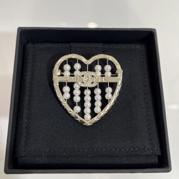 réplica,joyas,joyería,1:1,replica,fake,lujo,barato Broche Chanel 25A de oro con doble C de diamantes y perla de amor (47LNX)