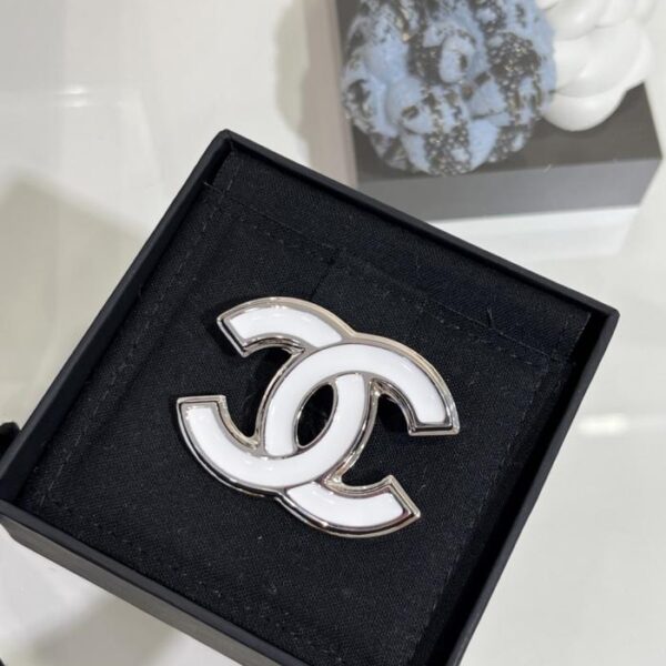 réplica,joyas,joyería,1:1,replica,fake,lujo,barato Nuevo broche de plata con doble C de esmalte blanco de Chanel, años 25 (MKT3S)