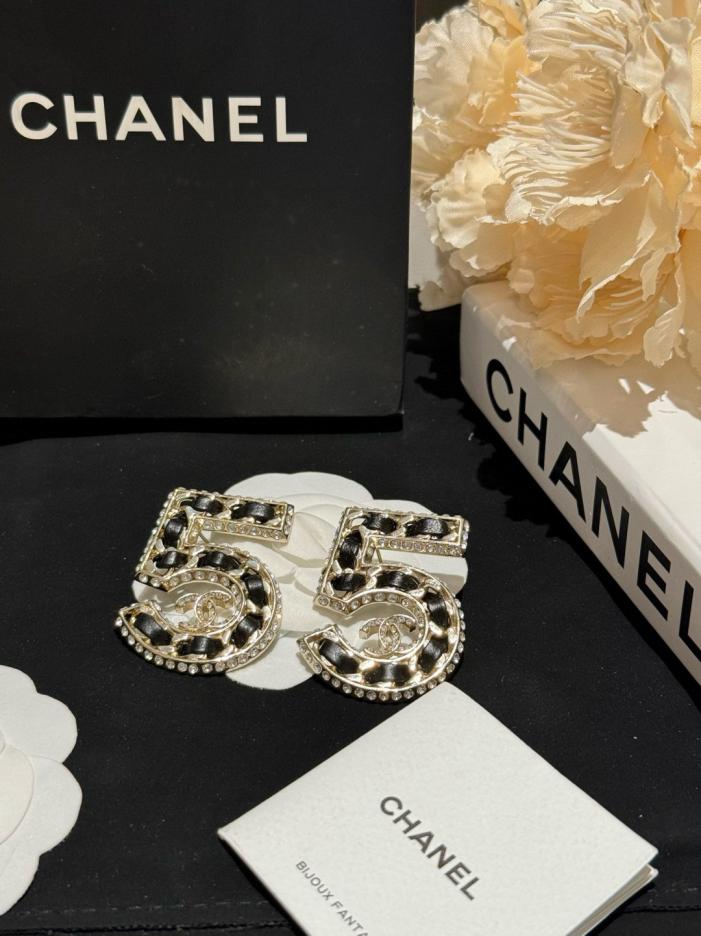 réplica,joyas,joyería,1:1,replica,fake,lujo,barato réplica,joyas,joyería,1:1,replica,fake,lujo,barato Pendientes de cuero trenzado con pedrería de la serie Letras de Chanel (D7AQT)