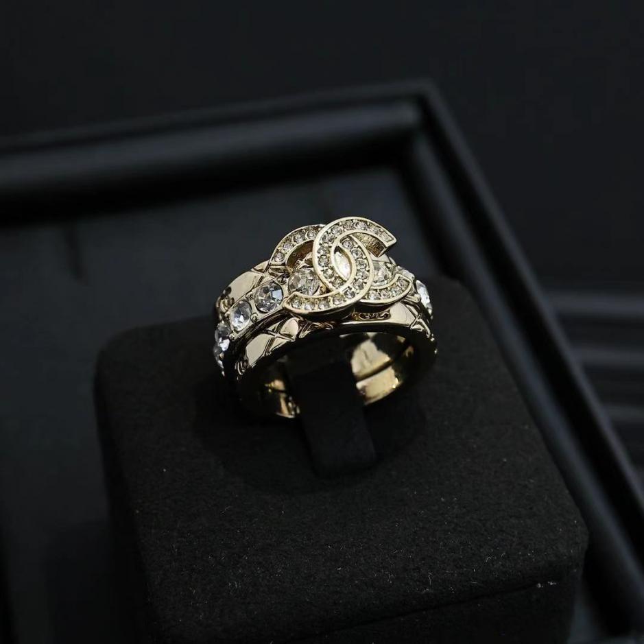 réplica,joyas,joyería,1:1,replica,fake,lujo,barato réplica,joyas,joyería,1:1,replica,fake,lujo,barato Conjunto de tres anillos Chanel 25P de oro claro con diseño de diamantes doble C (UP5SS)