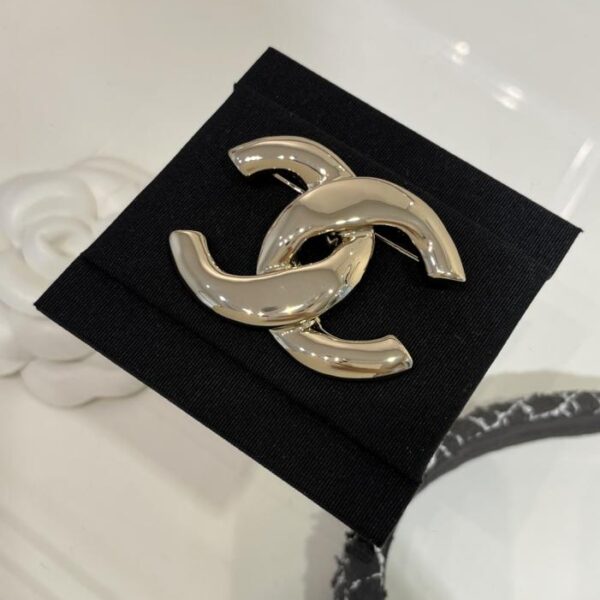 réplica,joyas,joyería,1:1,replica,fake,lujo,barato Nuevo broche de doble C retorcida con espejo dorado de Chanel 25s (B85MU)