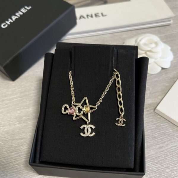 réplica,joyas,joyería,1:1,replica,fake,lujo,barato El broche doble C de Chanel tiene bordes ahuecados y la doble C central está adornada con cristales Swarovski (BM08W)