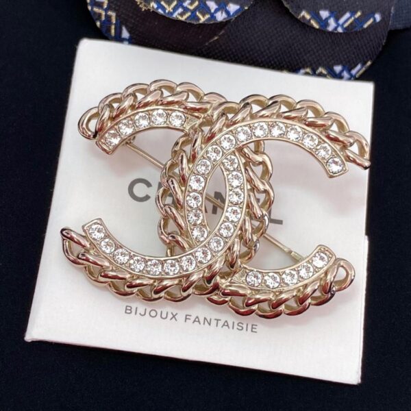 réplica,joyas,joyería,1:1,replica,fake,lujo,barato El broche doble C de Chanel tiene bordes ahuecados y la doble C central está adornada con cristales Swarovski (BM08W)