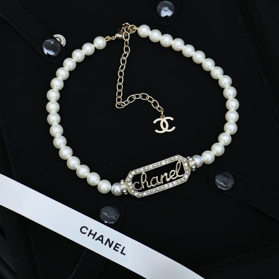 réplica,joyas,joyería,1:1,replica,fake,lujo,barato réplica,joyas,joyería,1:1,replica,fake,lujo,barato Collar de perlas con letras cuadradas huecas de CHANEL (K13VV)