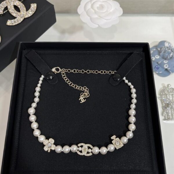 réplica,joyas,joyería,1:1,replica,fake,lujo,barato Collar gargantilla Chanel 25P con lazo de esmalte blanco brillante y perlas doble C de diamantes, esmalte blanco (D1FD4)