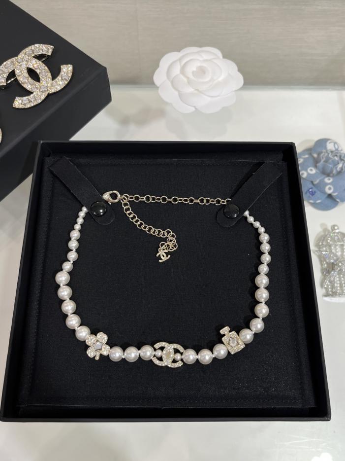 réplica,joyas,joyería,1:1,replica,fake,lujo,barato réplica,joyas,joyería,1:1,replica,fake,lujo,barato Collar gargantilla de perlas doble C de cristal estrella de 25 peniques de Chanel, frasco de perfume, trébol de la suerte y cristal CC (QJAEZ)