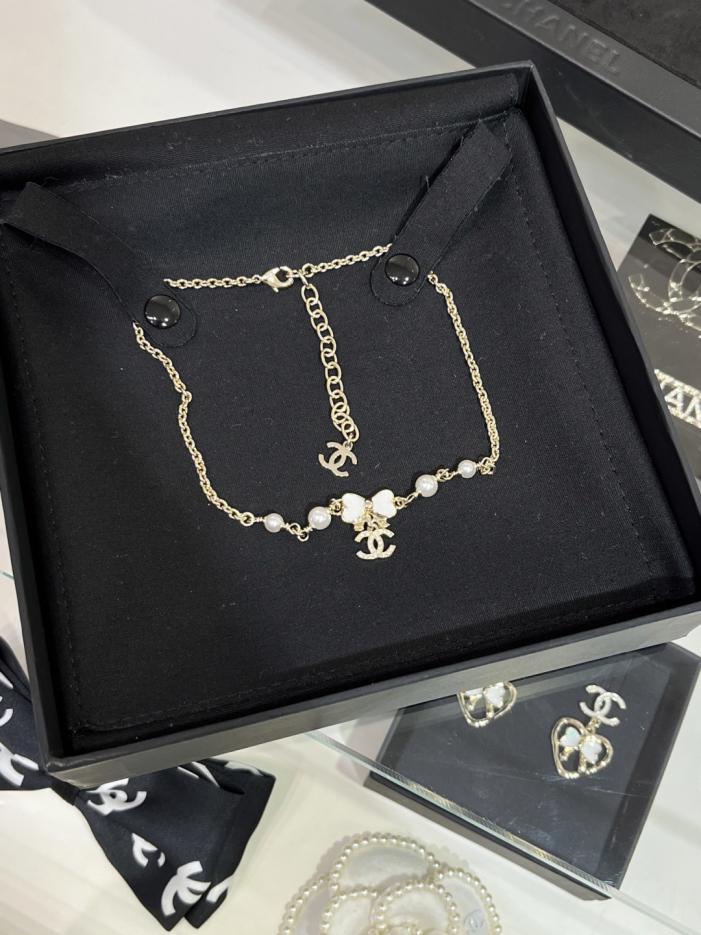 réplica,joyas,joyería,1:1,replica,fake,lujo,barato réplica,joyas,joyería,1:1,replica,fake,lujo,barato Collar gargantilla Chanel 25P con lazo de esmalte blanco brillante y perlas doble C de diamantes, esmalte blanco (D1FD4)