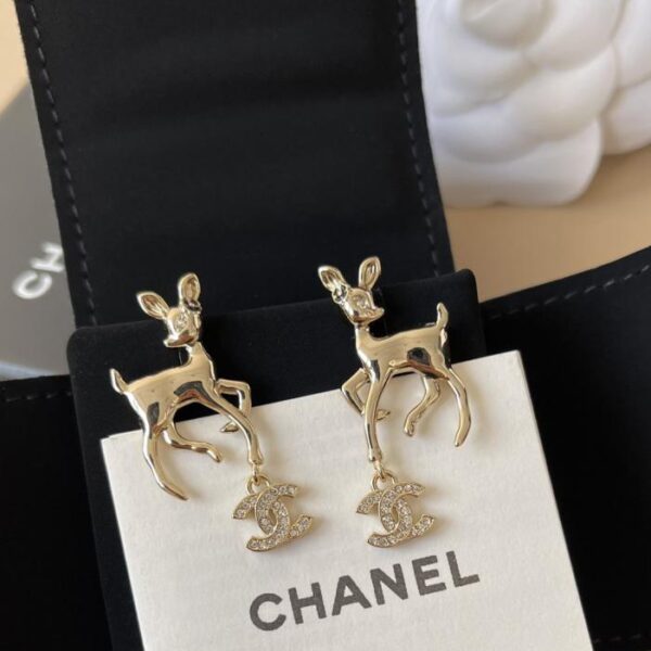 réplica,joyas,joyería,1:1,replica,fake,lujo,barato Pendientes Chanel de 25 peniques con forma de ciervo y herrajes dorados con incrustaciones de cristal de ciervo y doble C (K1Y7I)