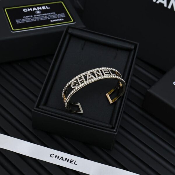 réplica,joyas,joyería,1:1,replica,fake,lujo,barato Pulsera Chanel con letras de diamantes de imitación en oro claro y hueco (JN06M)