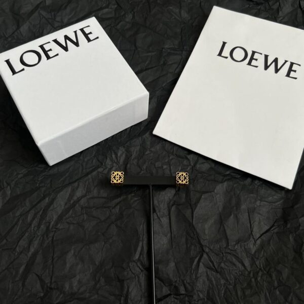 réplica,joyas,joyería,1:1,replica,fake,lujo,barato Nuevos pendientes de Loewe. Colgante tridimensional con anagrama envuelto en alambre y hebilla en forma de aro con cierre de diamante tallado (4RV1E).