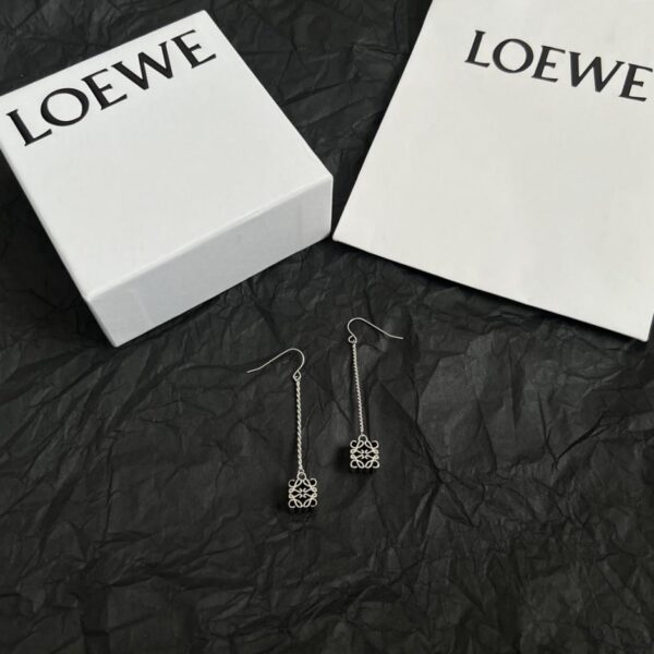 réplica,joyas,joyería,1:1,replica,fake,lujo,barato Nuevos pendientes de Loewe. Colgante tridimensional con anagrama envuelto en alambre y hebilla en forma de anillo con hebilla de diamante tallado (I5MBY).