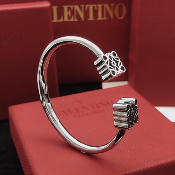 réplica,joyas,joyería,1:1,replica,fake,lujo,barato Nuevos pendientes de Loewe. Colgante tridimensional con anagrama envuelto en alambre y hebilla en forma de anillo con hebilla de diamante tallado (I5MBY).