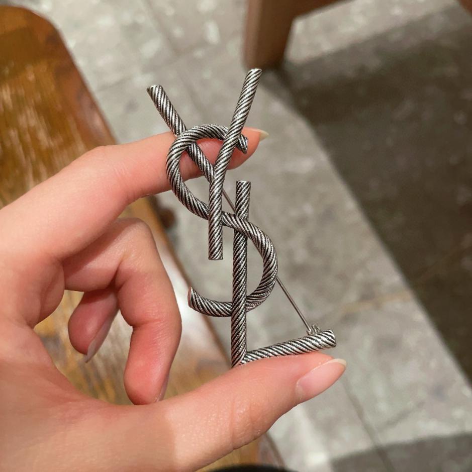 réplica,joyas,joyería,1:1,replica,fake,lujo,barato réplica,joyas,joyería,1:1,replica,fake,lujo,barato Broche brillante de oro antiguo sincrónico de estilo nuevo de YSL (9ORP6)