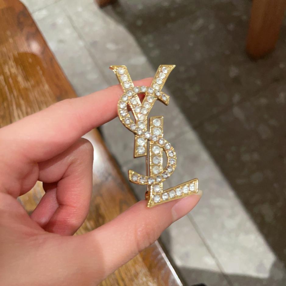 réplica,joyas,joyería,1:1,replica,fake,lujo,barato réplica,joyas,joyería,1:1,replica,fake,lujo,barato Broche síncrono de estilo nuevo de YSL (2O9RT)