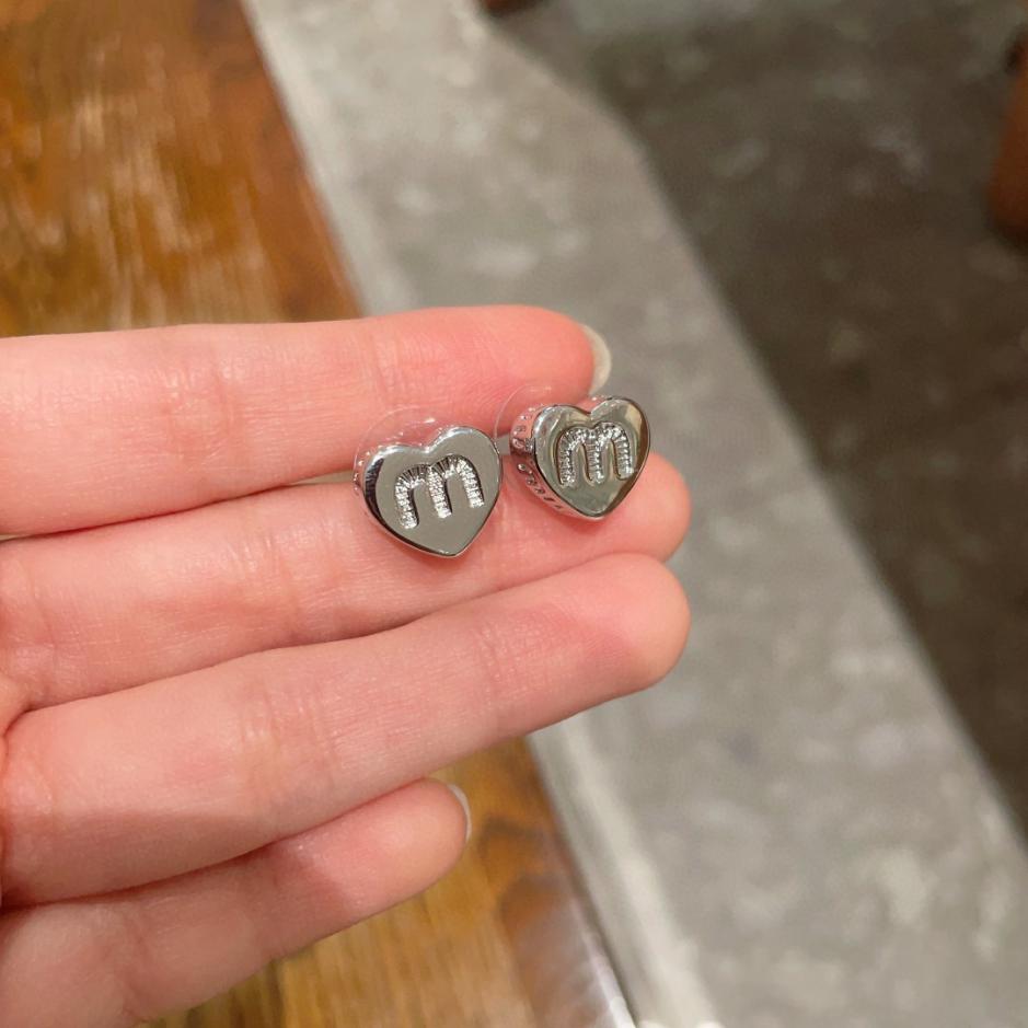 réplica,joyas,joyería,1:1,replica,fake,lujo,barato réplica,joyas,joyería,1:1,replica,fake,lujo,barato Nuevos pendientes con diseño de letras de Miu Miu (S4PS1)