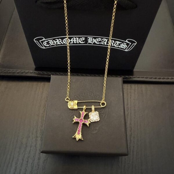 réplica,joyas,joyería,1:1,replica,fake,lujo,barato Nuevo collar con cruz de diamantes rosas y pin de Chrome Hearts de alta calidad (4J0T5)