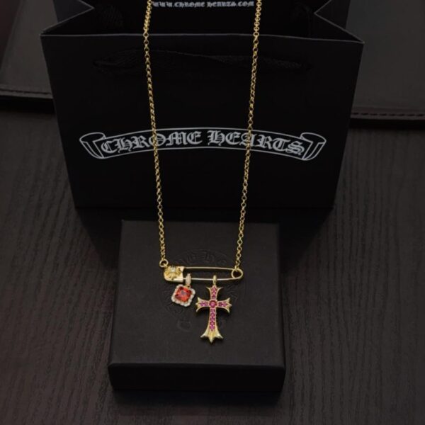 réplica,joyas,joyería,1:1,replica,fake,lujo,barato Nuevo collar con cruz de diamantes verdes y pin de Chrome Hearts de alta calidad (6D9OA)