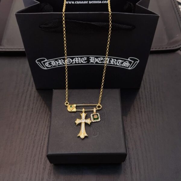 réplica,joyas,joyería,1:1,replica,fake,lujo,barato Nuevo collar con cruz de diamantes verdes y pin de Chrome Hearts de alta calidad (6D9OA)