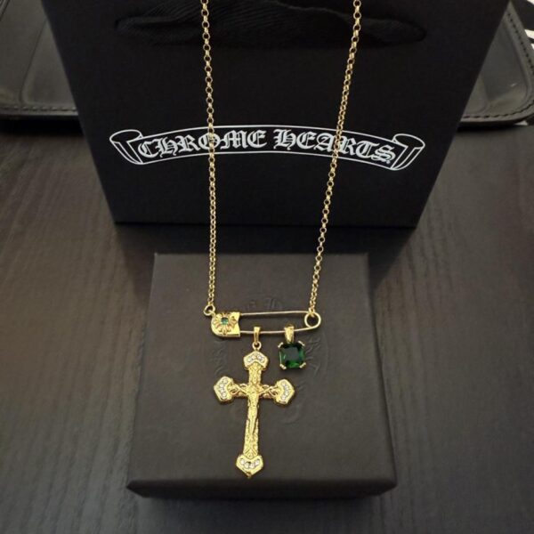 réplica,joyas,joyería,1:1,replica,fake,lujo,barato Nuevo collar con cruz de diamantes verdes y pin de Chrome Hearts de alta calidad (6D9OA)