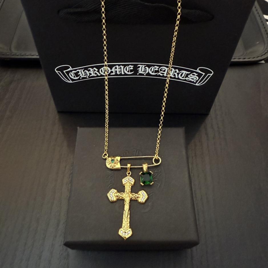 réplica,joyas,joyería,1:1,replica,fake,lujo,barato réplica,joyas,joyería,1:1,replica,fake,lujo,barato Nuevo collar con cruz de diamantes verdes y pin de Chrome Hearts de alta calidad (B00SN)