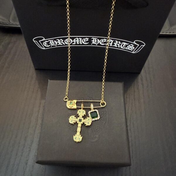 réplica,joyas,joyería,1:1,replica,fake,lujo,barato Nuevo collar con cruz de diamantes verdes y pin de Chrome Hearts de alta calidad (KW0R7)